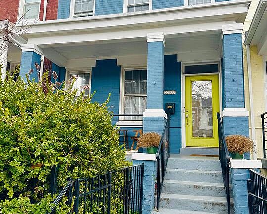 2nd image of 1011 8th St NE