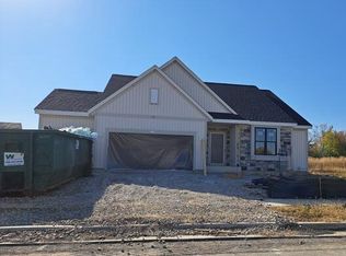 1225 Green Tree Dr, Oconomowoc, WI 53066