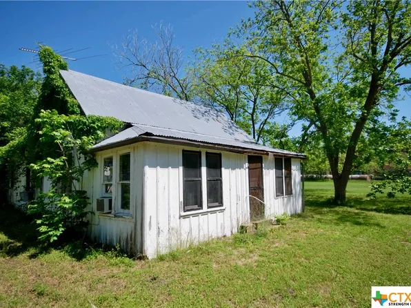 711 S Pecan St, Moulton, TX 77975