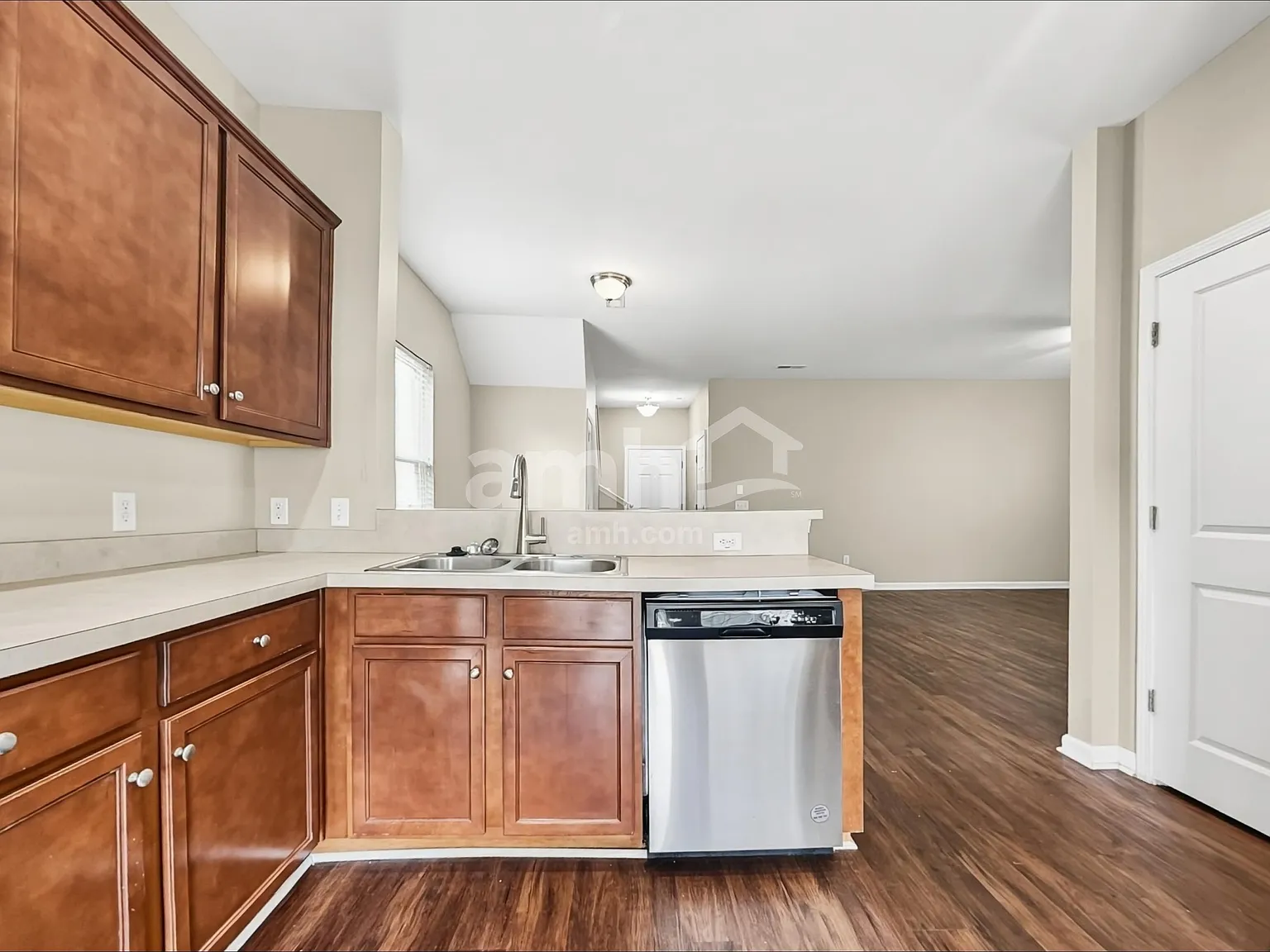 4 bed, 2.5 bath, 2098 sqft, $2,500 — Photo 3