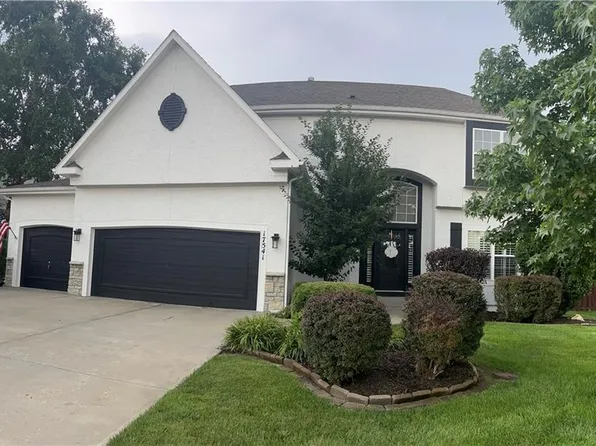 17541 S Roundtree Dr, Olathe, KS 66062
