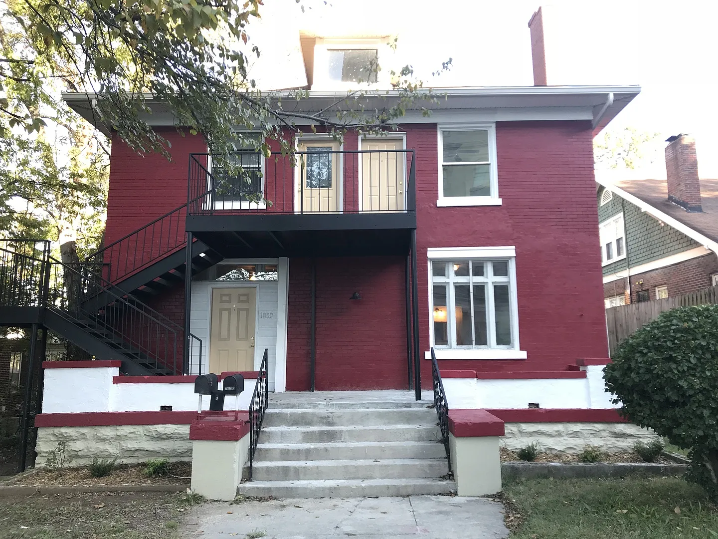 3 Bedroom 2 Bath in Triplex — Photo 2