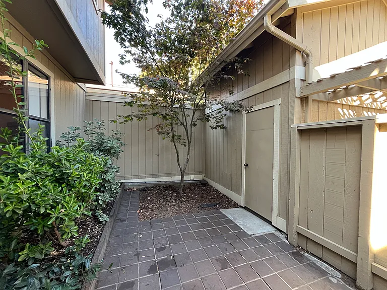 2250 King Ct #14 — Photo 16