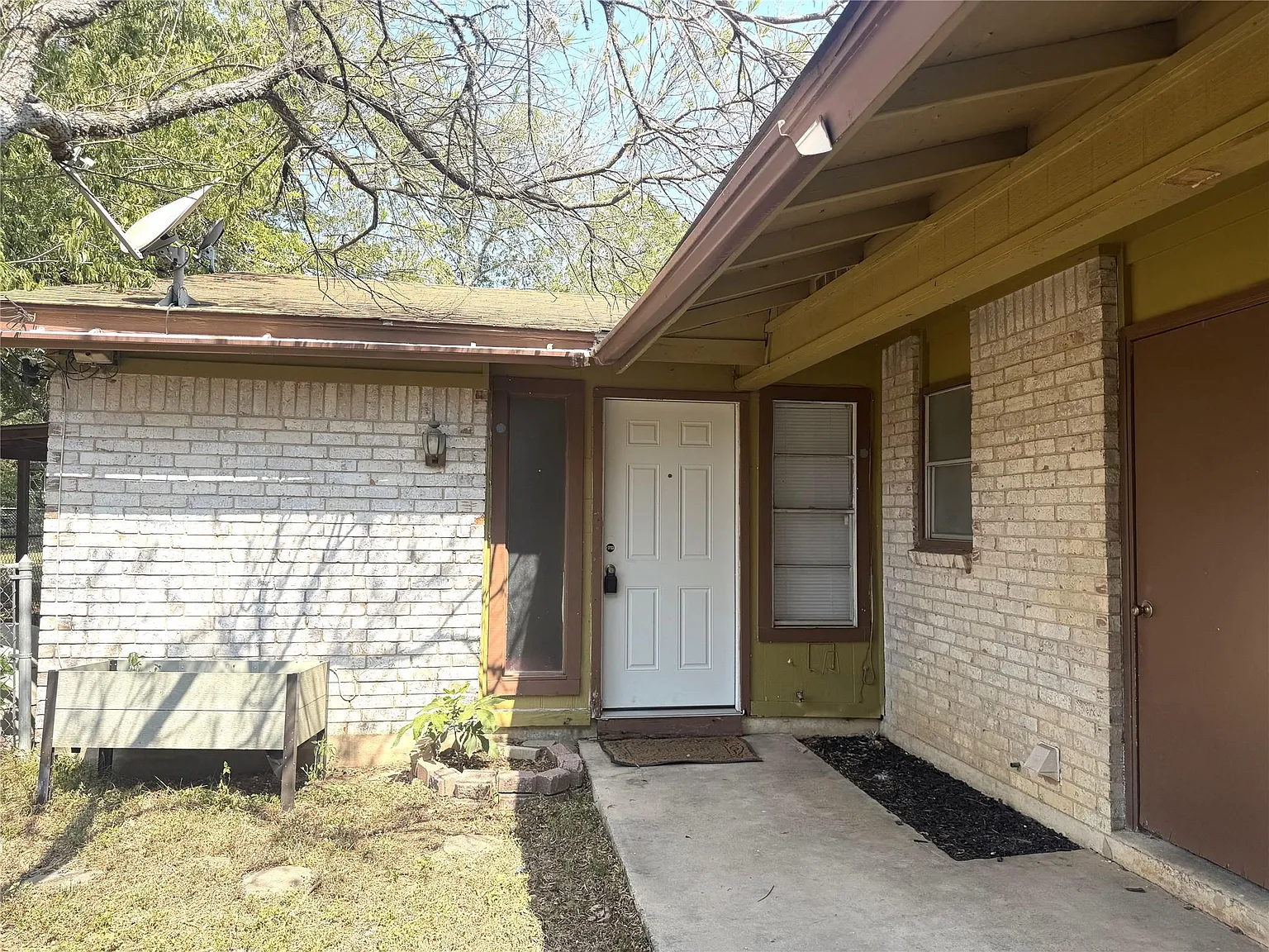 3 bed, 2.0 bath, 742 sqft, $1,400 — Photo 1