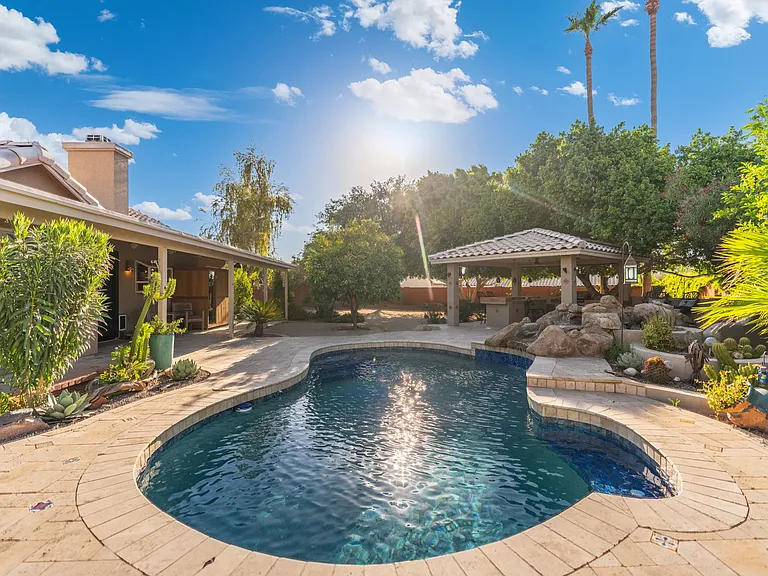 372 W Amoroso Dr — Photo 19