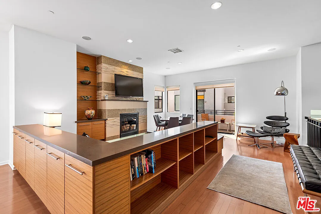 3 bed, 2728 sqft, $2,500 — Photo 3