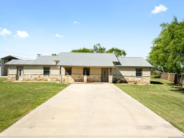 202 BRYAN DR, Jourdanton, TX 78026