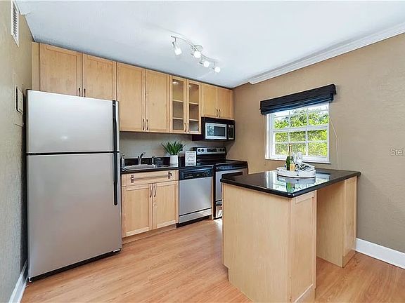 4th image of 1533 Catherine St APT 39