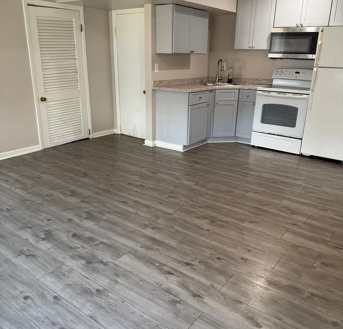 Studio, 800 sqft, $990 — Photo 2