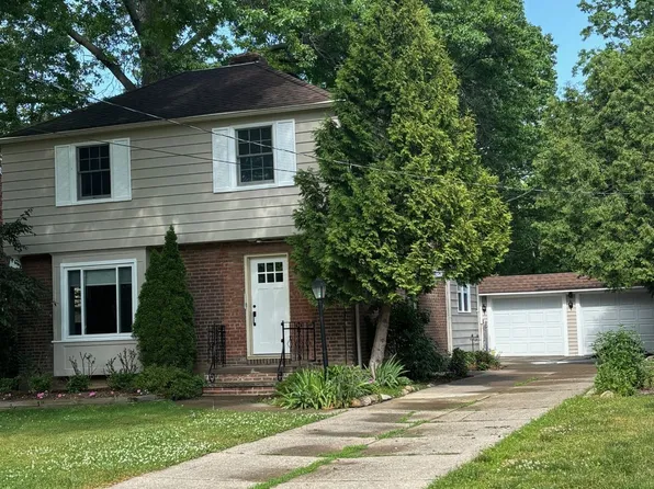1141 Bates Rd, Rocky River, OH 44116