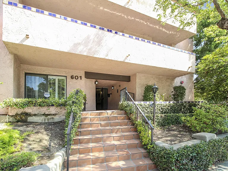 601 E California Blvd #204 — Photo 1