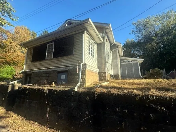 120 Woodhaven Dr, Beaver Falls, PA 15010