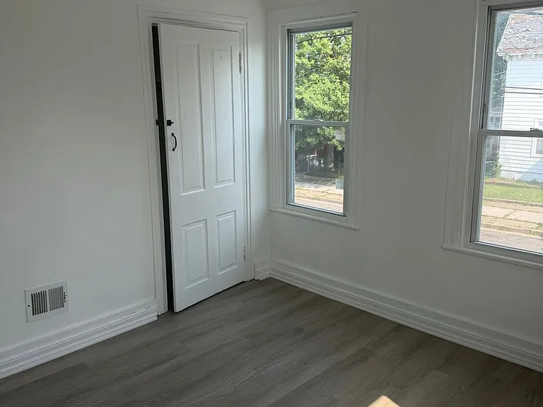 219 E Mulberry St — Photo 3