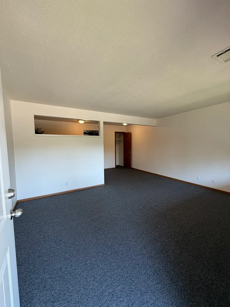 1902 S Harris Ave — Photo 2