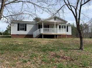 1022 Oak Manor Dr, Walnut Cove, NC 27052