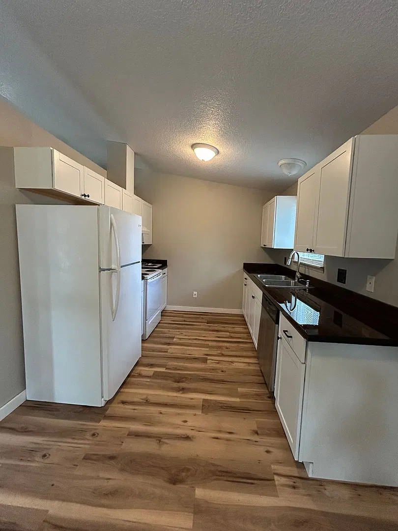 221-223 Oregon Way — Photo 3