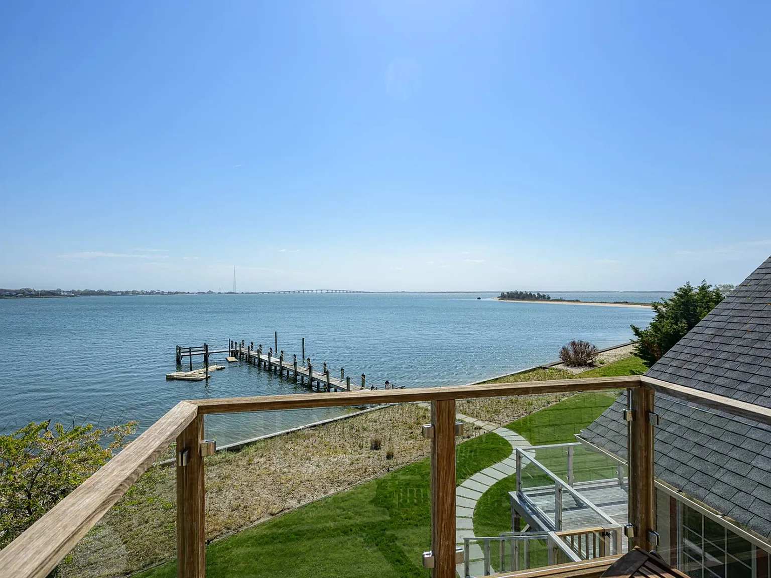 Summer Waterfront Oasis — Photo 3