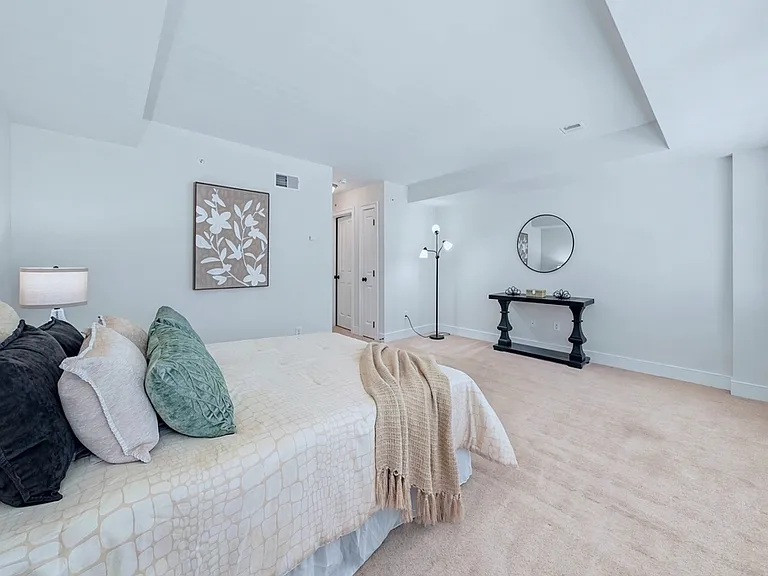 607 W Mulberry St — Photo 8