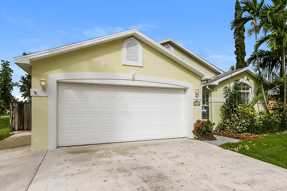 3 bed, 2.0 bath, 1940 sqft, $3,800 — Photo 1