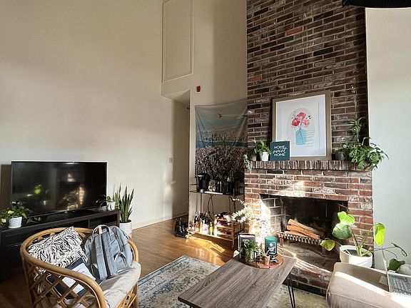 2nd image of 833 Lombard St APT 3F