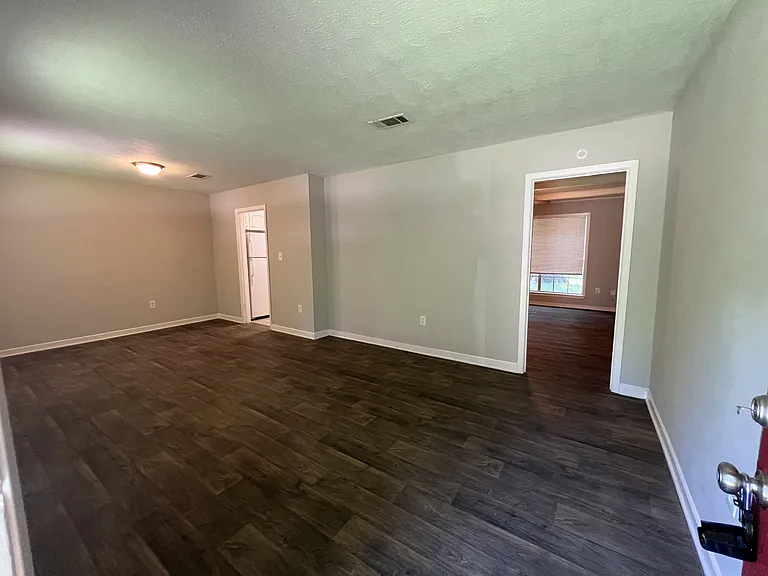 2915 Longwood Dr — Photo 3