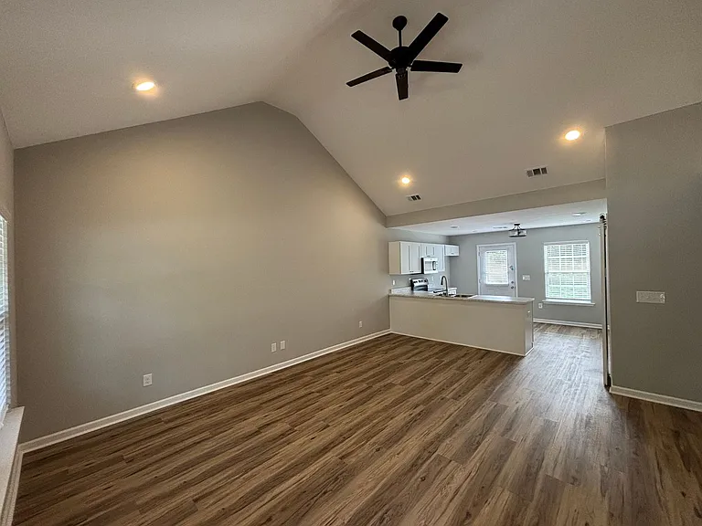 633 Clary St — Photo 2