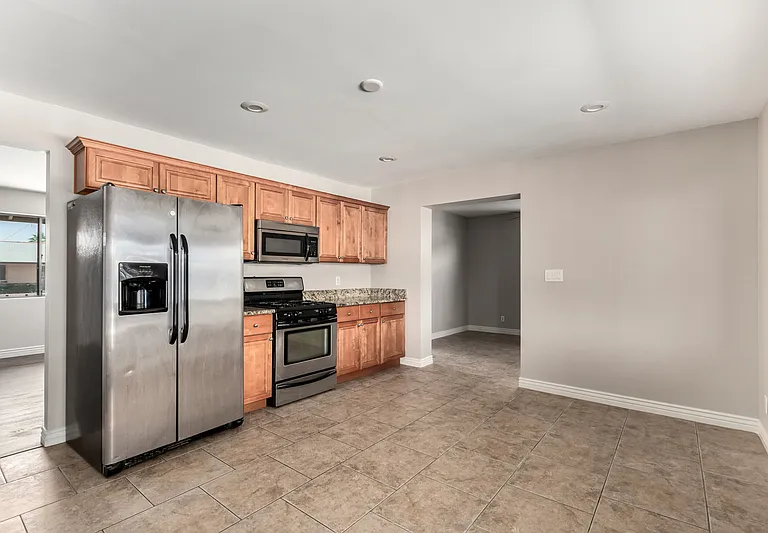 352 E Beatryce St — Photo 13
