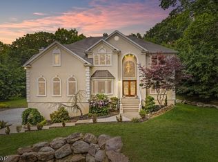 19 Stonehedge Dr, Stockholm, NJ 07460