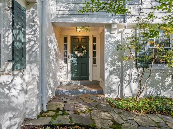 175 Tokeneke Drive, North Haven, CT 06473