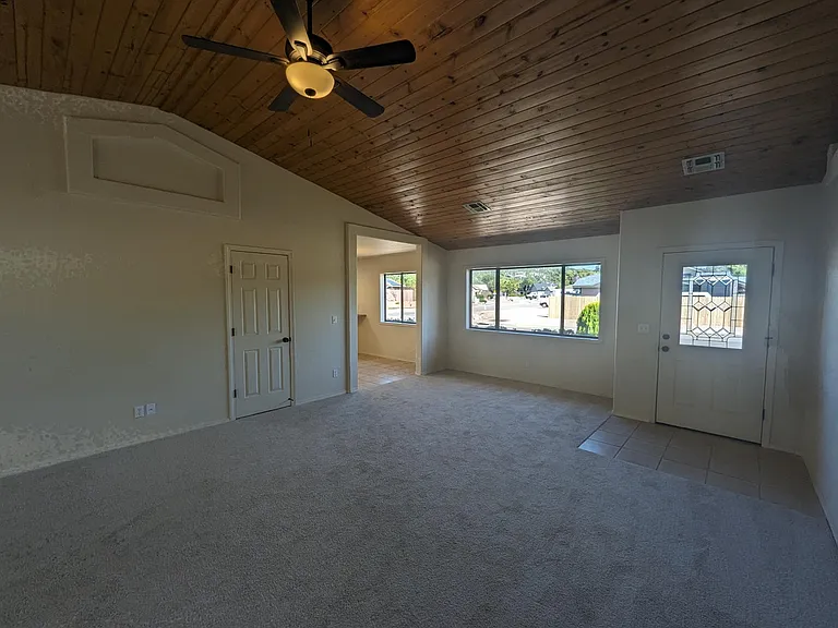 211 N Heritage Ln — Photo 4