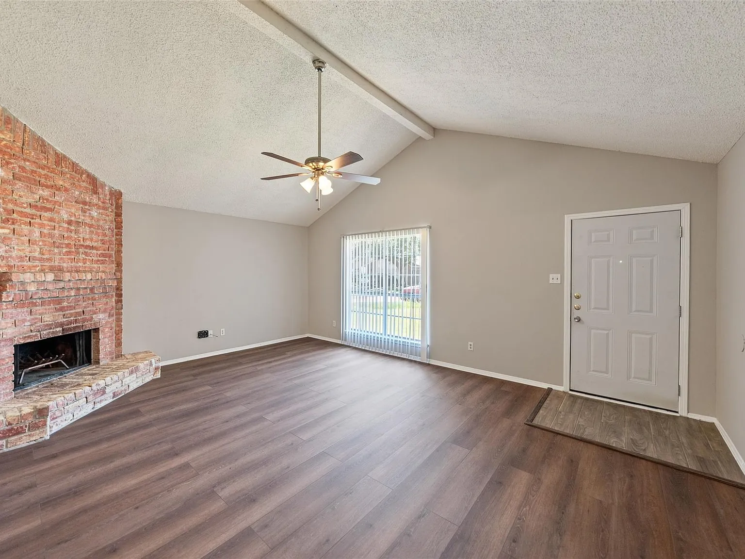 3 bed, 2.0 bath, 1396 sqft, $1,900 — Photo 4