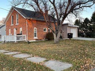 909 E 5th St, Vinton, IA 52349