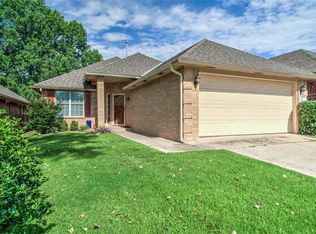27 S Ridge Pointe Cir, Edmond, OK 73034