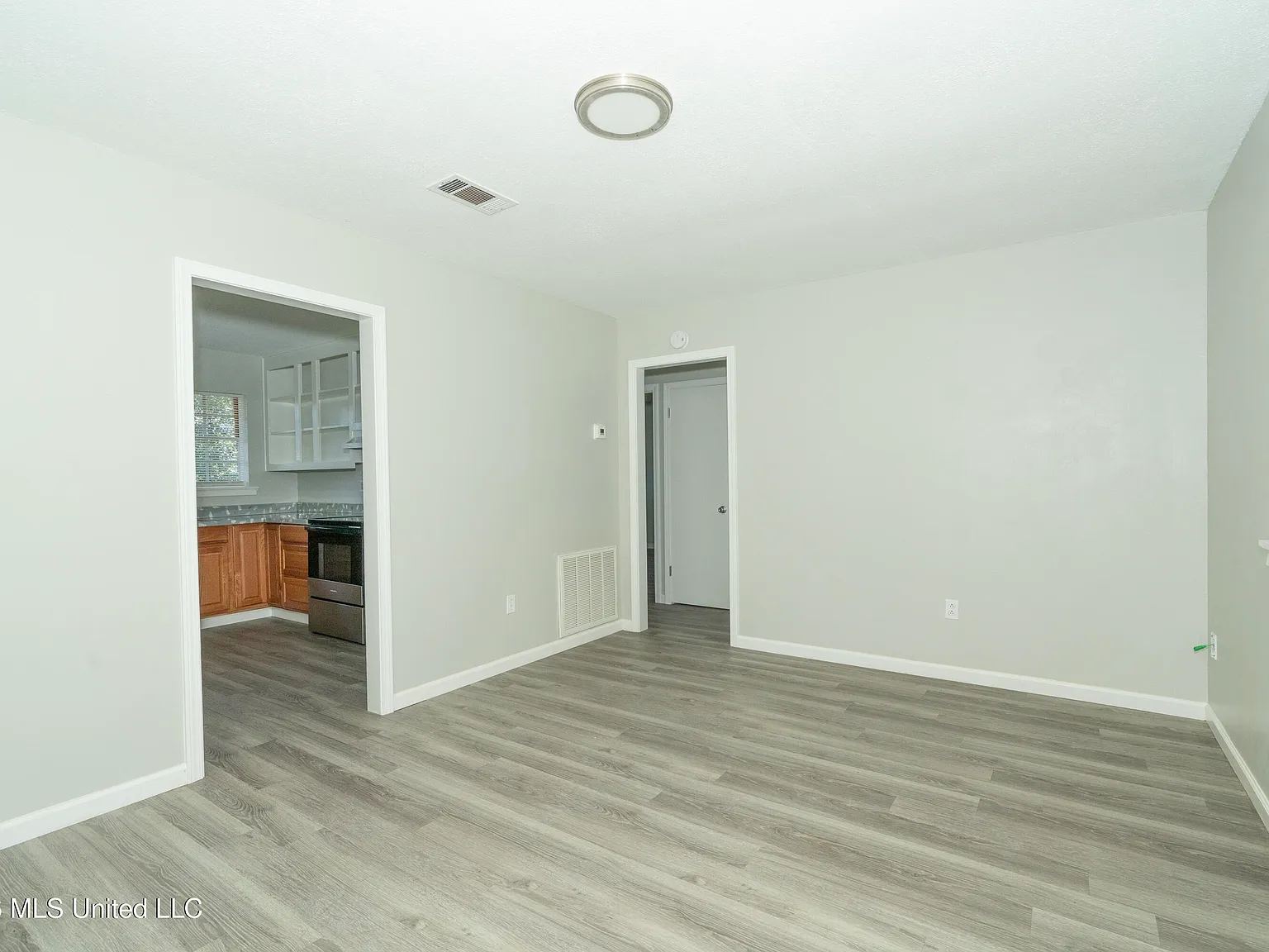 2 bed, 1.0 bath, 780 sqft, $950 — Photo 3