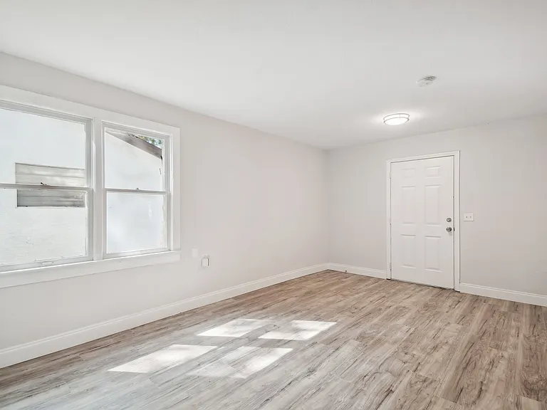 5710 Kenwood Ave — Photo 6
