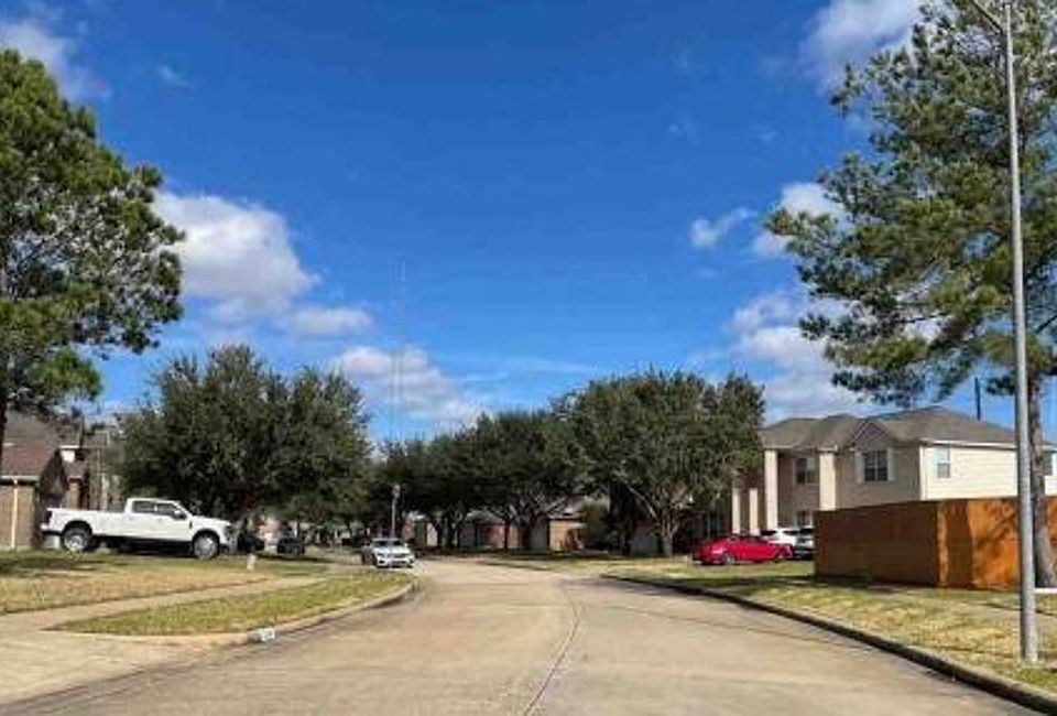 Exterior Neighborhood (street photo)