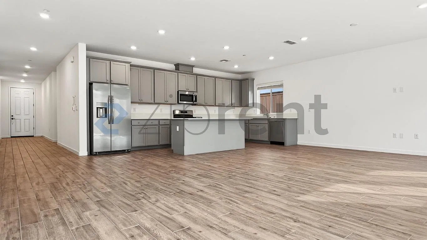 4 bed, 1944 sqft, $2,950 — Photo 4