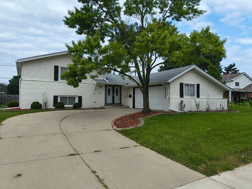 1719 W Lexington Dr