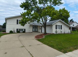 1719 W Lexington Dr, Arlington Heights, IL 60004