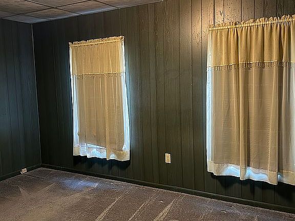18x12 bdrm w/ new windows