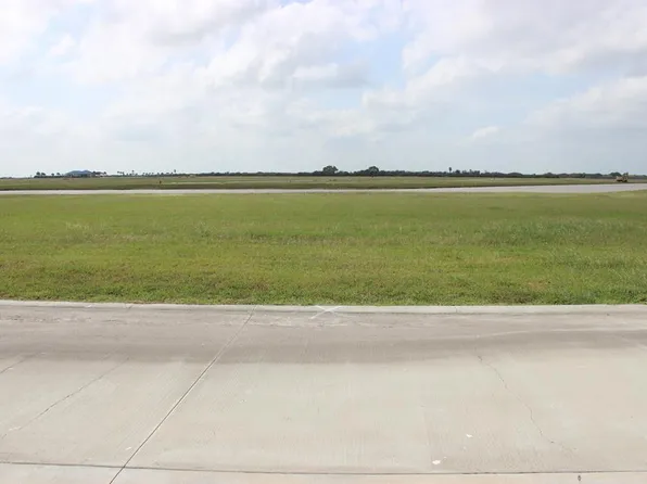 3016 Peninsula Point Dr, Palacios, TX 77465