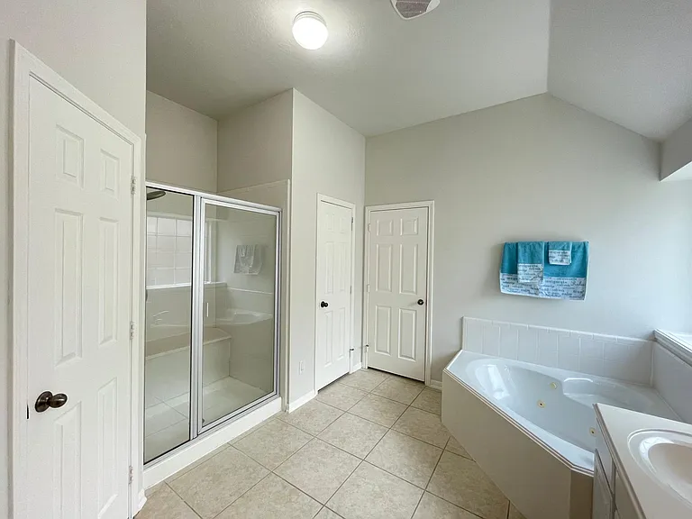 Shower with sitting area