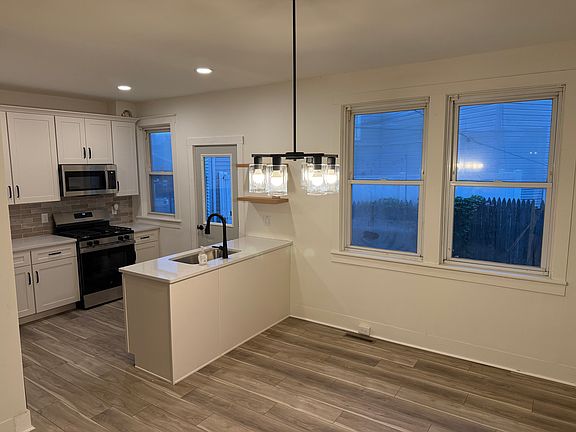 3rd image of 358 New Holland Ave