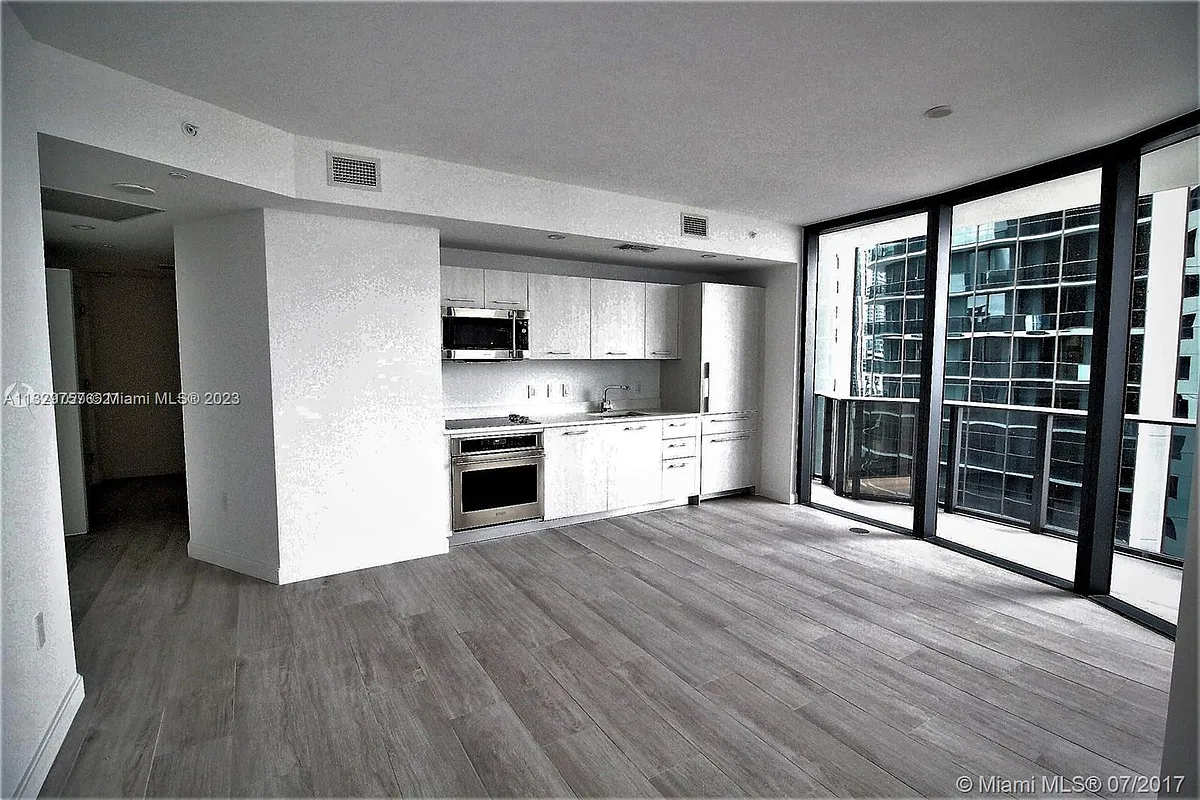 Building Photo - 55 SW 9th St #1208