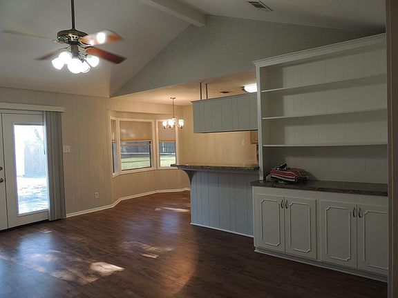 3rd image of 1409 Pine Ln