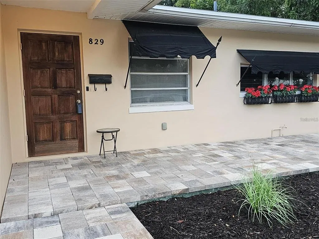 2 bed, 1.0 bath, 1122 sqft, $2,000 — Photo 3
