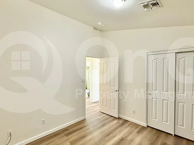 417 E Cantebria Dr — Photo 15