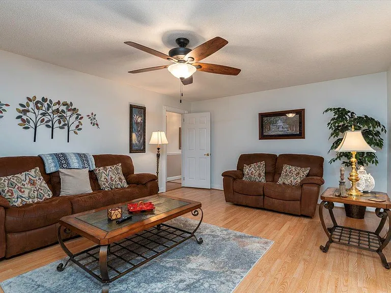 109 Swan Dr — Photo 4