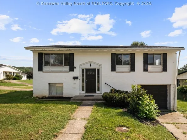 402 Circle Dr, Hurricane, WV 25526