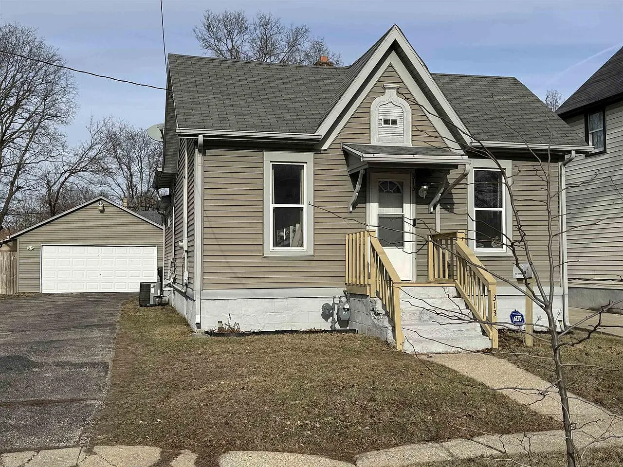 313 Vernon Avenue photo 1